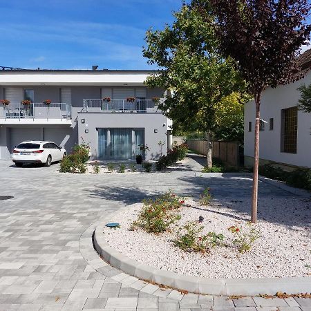 Linden Apartman 001 - Adults Only Mosonmagyarovar Bagian luar foto