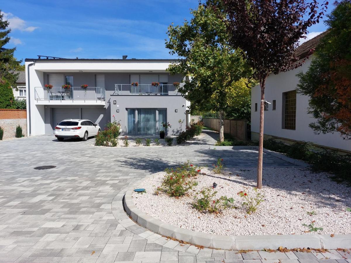 Linden Apartman 001 - Adults Only Mosonmagyarovar Bagian luar foto