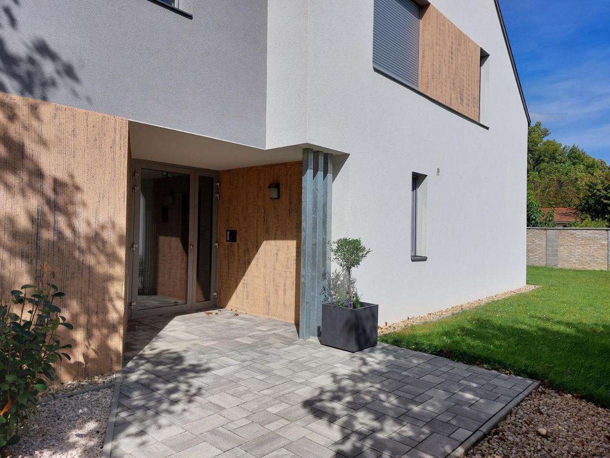 Linden Apartman 001 - Adults Only Mosonmagyarovar Bagian luar foto