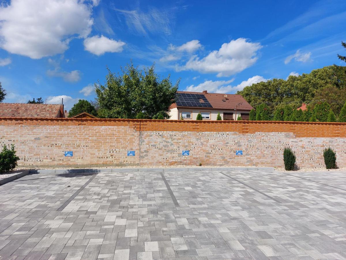 Linden Apartman 001 - Adults Only Mosonmagyarovar Bagian luar foto